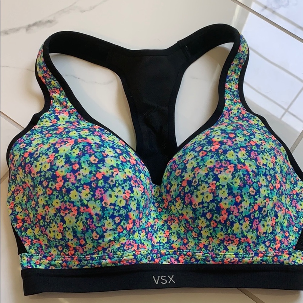 BARELY WORN Victoria’s Secret VSX 32D sports bra.